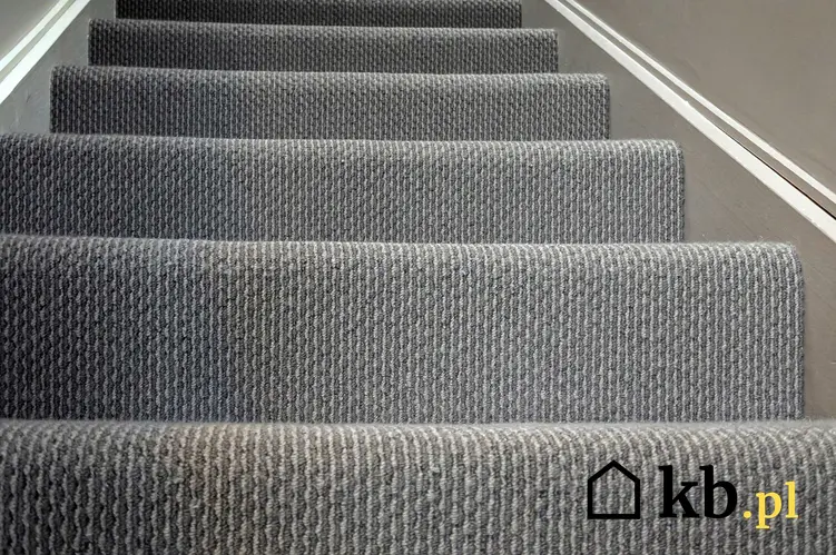 Schody obłożone wykładziną to naprostsze i najtańsze rozwiązanie. Wykładziny dywanowe na schody powinny być bardziej elastycze i mieć specjalne oznaczenia
