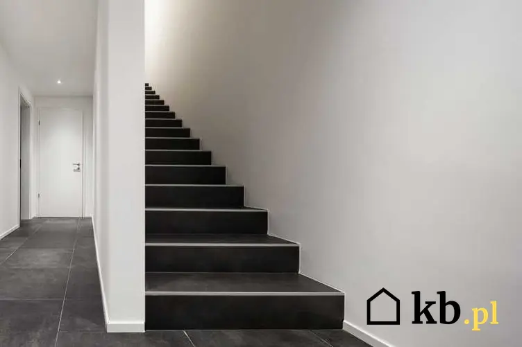 Koszt wykończenia schodów nie musi być wysoki. Cena schodów drewnianych jest najwyższa, ale schody kamienne też sporo kosztują.