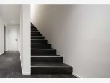 Ilustracja artykułu koszt wykończenia schodów wewnętrznych - schody drewniane vs. schody z płytek ceramicznych