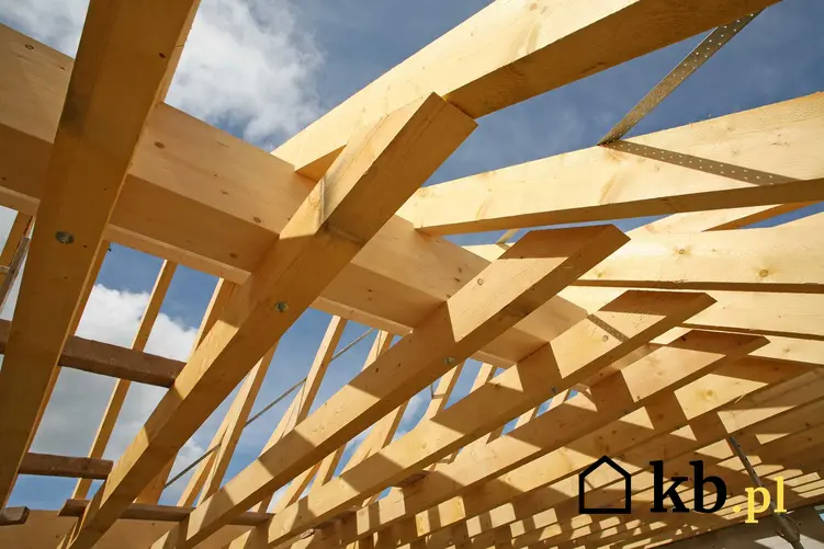 Wzniesienie więźby dachowej to pierwszy krok do zrobienia dachu. Ten etap konstrukcji nie zajmuje dużo czasu.