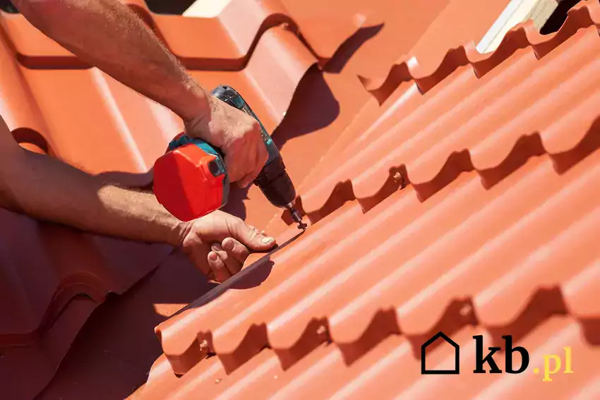 Montaż dachówek na budowie dachu