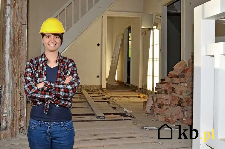 Kobieta remontująca samodzielnie mieszkanie, a także wzór kosztorysu remontu i dokładny kosztorys krok po kroku