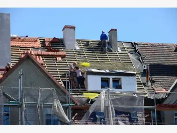 Ilustracja artykułu koszty remontu dachu - liczymy krok po kroku