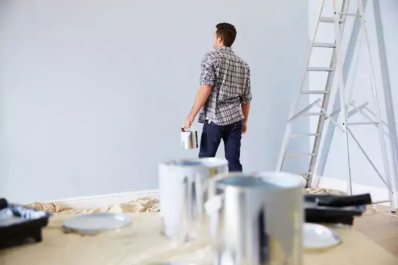 Robotnik maluje ścianę