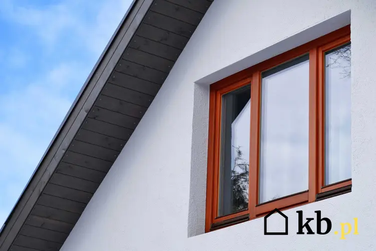 Drewniane okna w ciemnym kolorze w domu jednorodzinnym, a także okna drewniane i najlepsi producenci, montaż, ceny