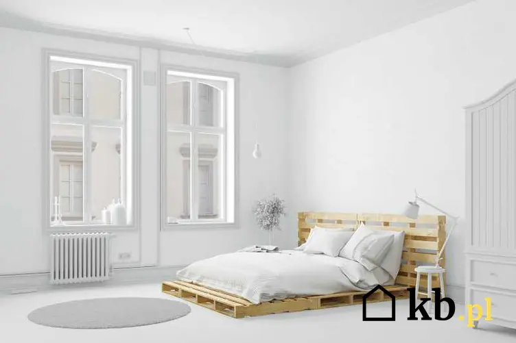 Łóżko z palet w nowoczesnej, białej sypialni, a także jak przygoować meble z palet krok po kroku - projekt, wykonanie, przygotowanie
