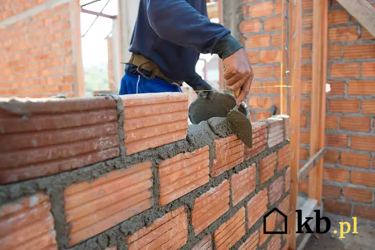 Budowanie niewysokiego murku z cegły dziurawki połączonej zaprawą murarską, a także ceny, waga oraz zastosowanie cegły dziurawki