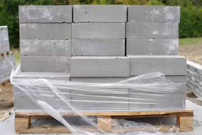 Betonowe bloczki fundamentowe na palecie