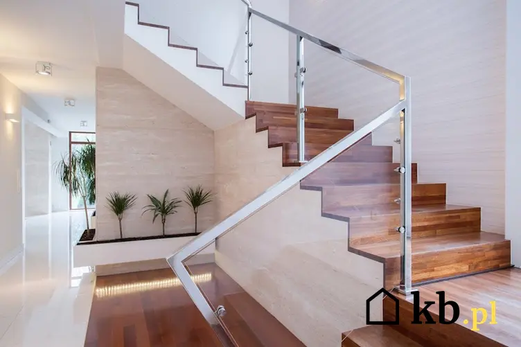 Jakie schody wewnętrzne wybrać do domu krok po kroku, czyli wybieramy schody wewnętrzne do mieszkania
