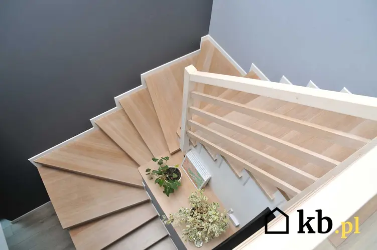 Najlepsze schody do domu to takie, które powinny być dobrane stylem do budynku i jego wnętrza. Dobrze sprawdzają się drewniane lub betonowe schody prefabrykowane.
