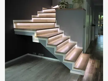 Ilustracja artykułu schody dywanowe - czy sprawdzą się w domu?