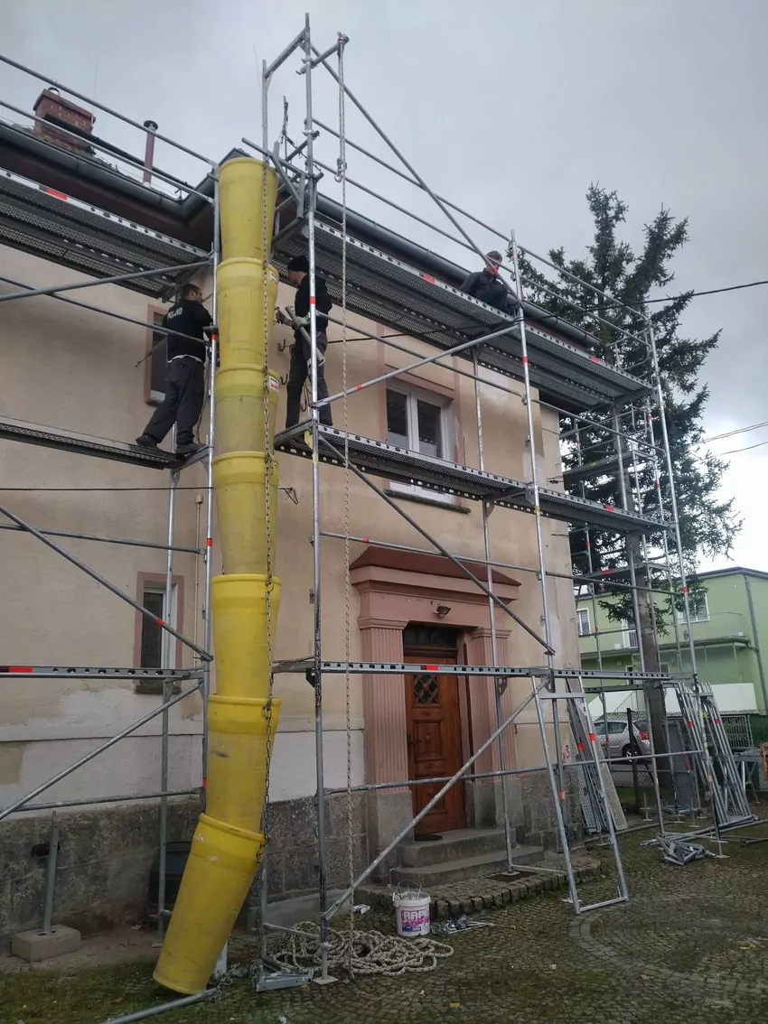 Zabezpiecz strefę pod zsypem, aby uniknąć wypadków zsypy-budowlane