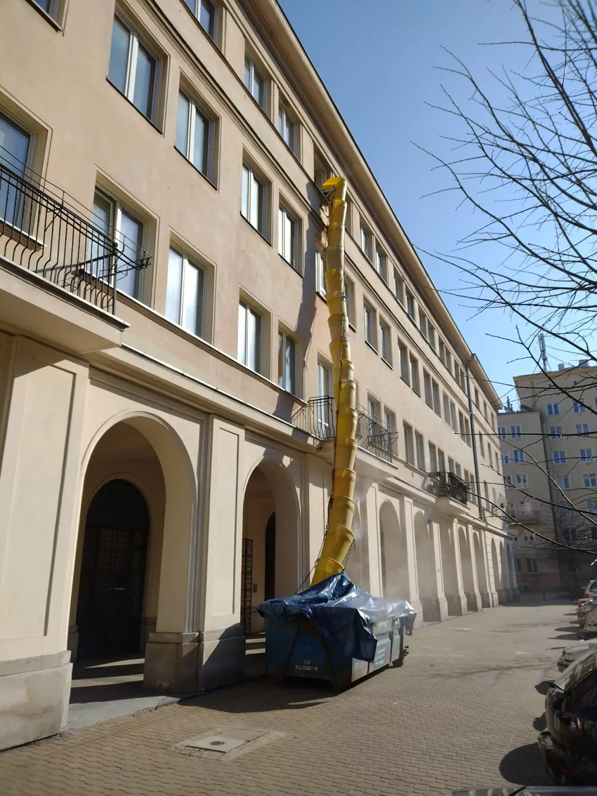 Regularnie opróżniaj kontener, by nie dopuścić do zatorów zsypy-budowlane