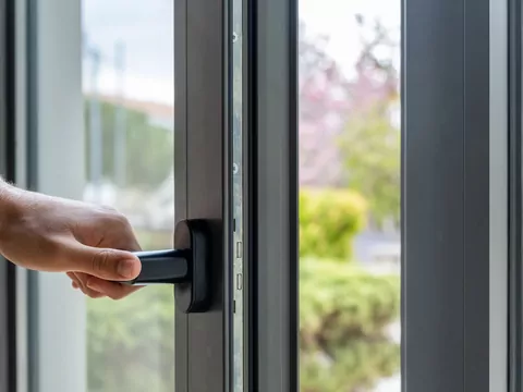 Czarne klamki do drzwi