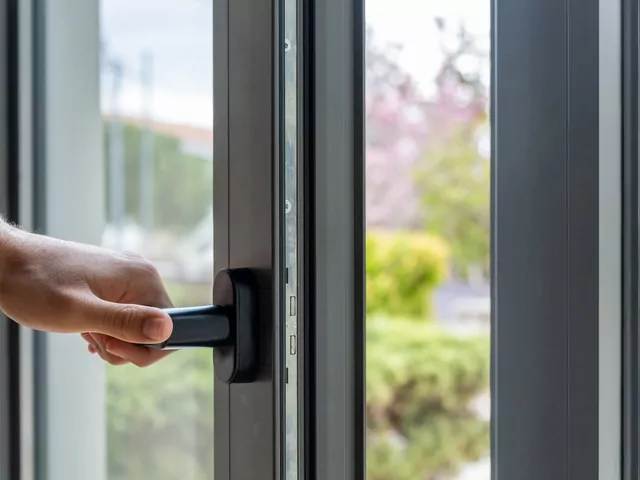 Czarne klamki do drzwi