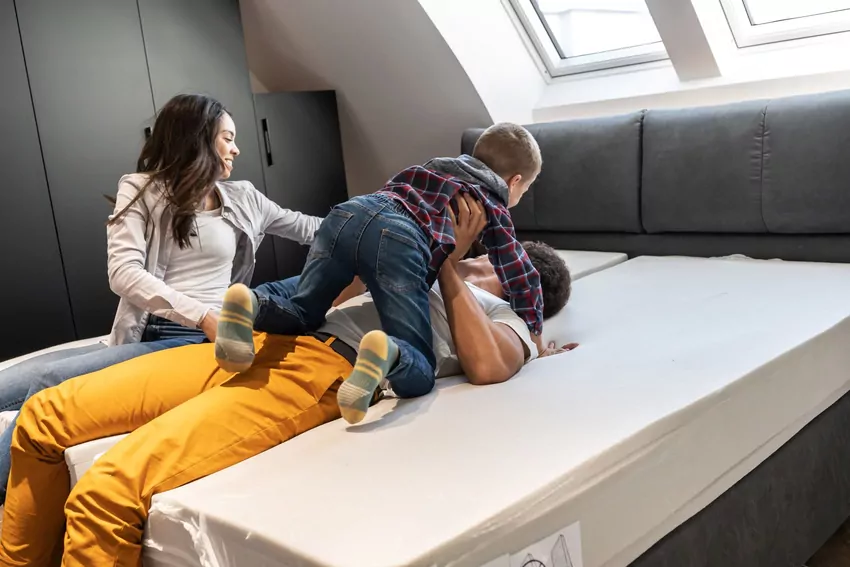 Zbyt twardy lub zbyt miękki materac może pogłębiać bóle pleców zamiast im zapobiegać Materac ortopedyczny