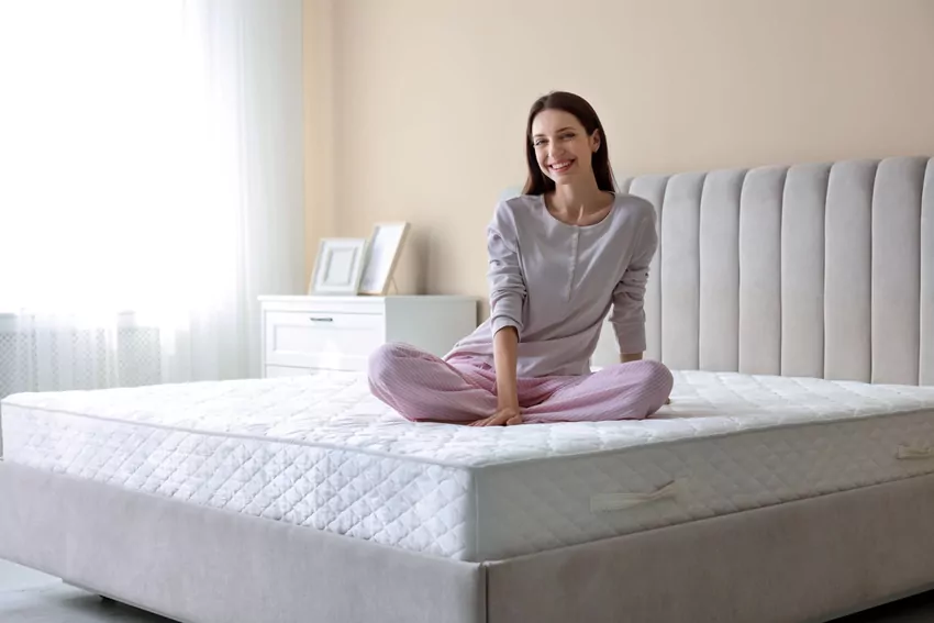 Materac ortopedyczny powinien być dopasowany do wagi i pozycji snu, aby faktycznie odciążać kręgosłup Materac ortopedyczny