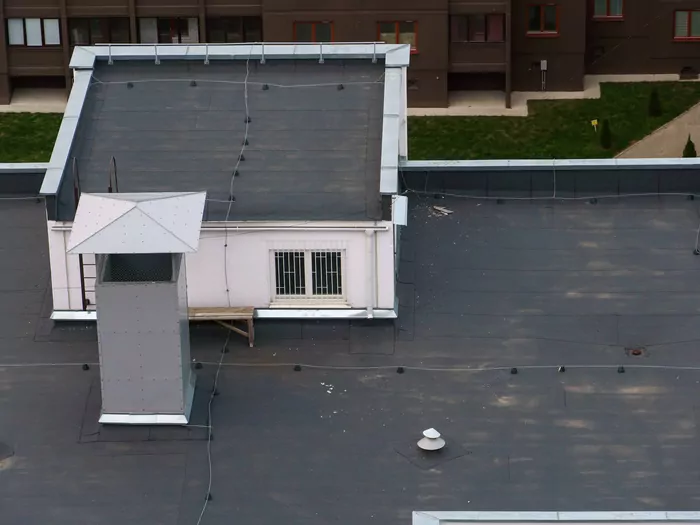 Naprawa dachu z papy