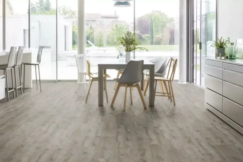 Po ułożeniu odczekaj minimum 24 godziny przed użytkowaniem podłogi, aby klej dobrze się związał Panele winylowe