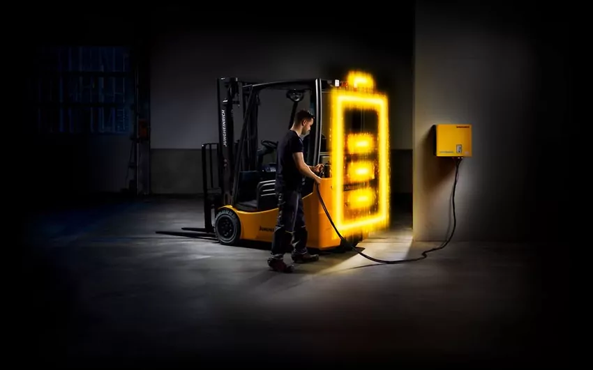 Ładowanie żółtego wózka widłowego