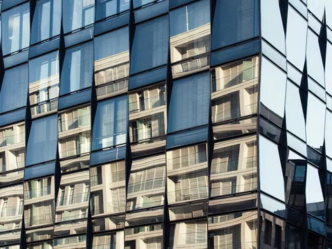 Parapety do antracytowych okien