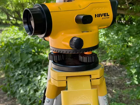 Niwelator optyczny czy laserowy