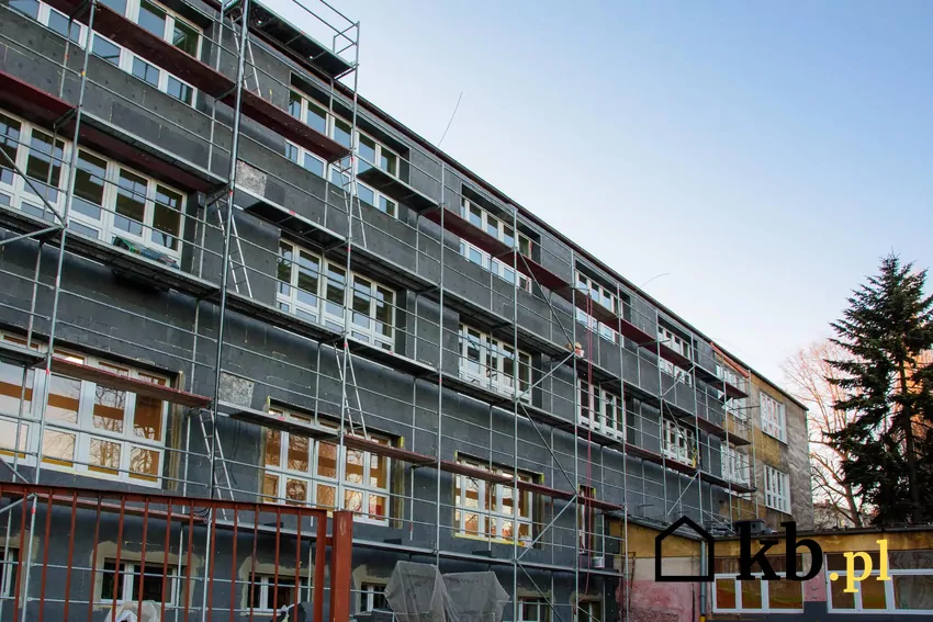 „Bariery ogniowe” – wątpliwa skuteczność i negatywny wpływ na trwałość ociepleń Stosowane w systemie ociepleń budynków ETICS termoizolacje to styropian (EPS), wełna (MW) oraz inne (głównie poliuretany PUR i PIR). Zgodnie z danymi Europejskiego Stowarzyszenia na Rzecz ETICS (EAE), w 2024 r. udział tych termoizolacji w rynku ociepleń ETICS w Europie wynosił odpowiednio 77%, 19% i 5%. W Polsce udział styropianu…