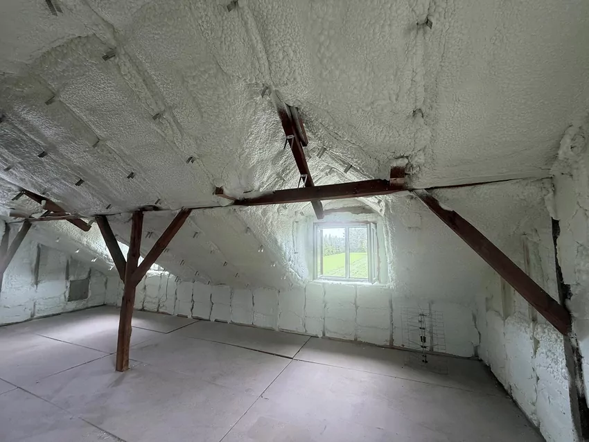 Izolacja natryskowa na stałe wpisała się w krajobraz polskiego budownictwa. Inwestorzy doceniają ją za szybkość aplikacji i eliminację mostków termicznych. Jednak przy planowaniu budżetu kluczowe staje się pytanie: ile to realnie kosztuje? W 2026 roku ceny ocieplenia poddasza pianką PUR zależą od kilku zmiennych, które warto przeanalizować przed wyborem ekipy.