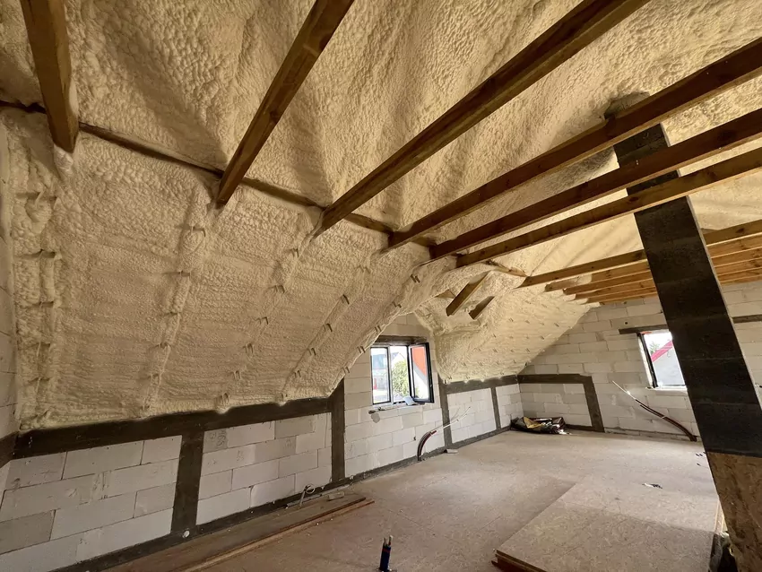 Izolacja natryskowa na stałe wpisała się w krajobraz polskiego budownictwa. Inwestorzy doceniają ją za szybkość aplikacji i eliminację mostków termicznych. Jednak przy planowaniu budżetu kluczowe staje się pytanie: ile to realnie kosztuje? W 2026 roku ceny ocieplenia poddasza pianką PUR zależą od kilku zmiennych, które warto przeanalizować przed wyborem ekipy.