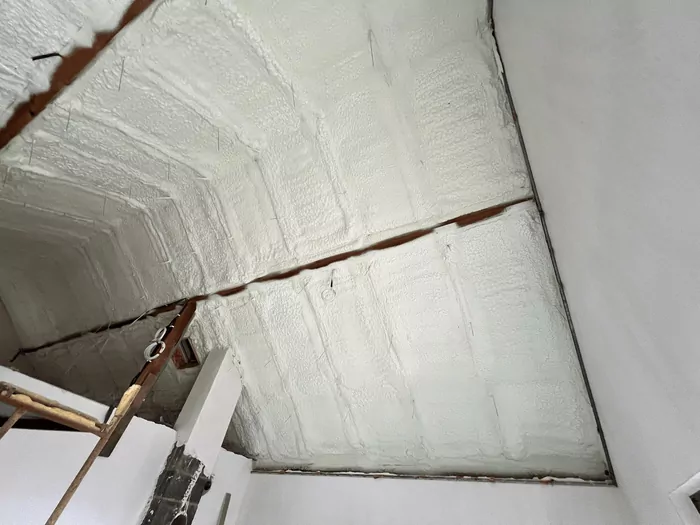 Ile kosztuje ocieplenie poddasza pianką PUR w 2026 roku