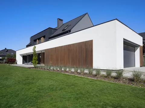 Nowoczesna stodoła w Tulcach – funkcjonalny dom na wymagającej działce