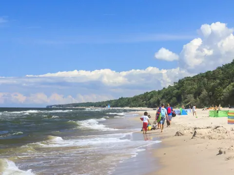 Ceny noclegów nad polskim morzem – od czego zależą i jak znaleźć najlepszą ofertę na 2026 rok?