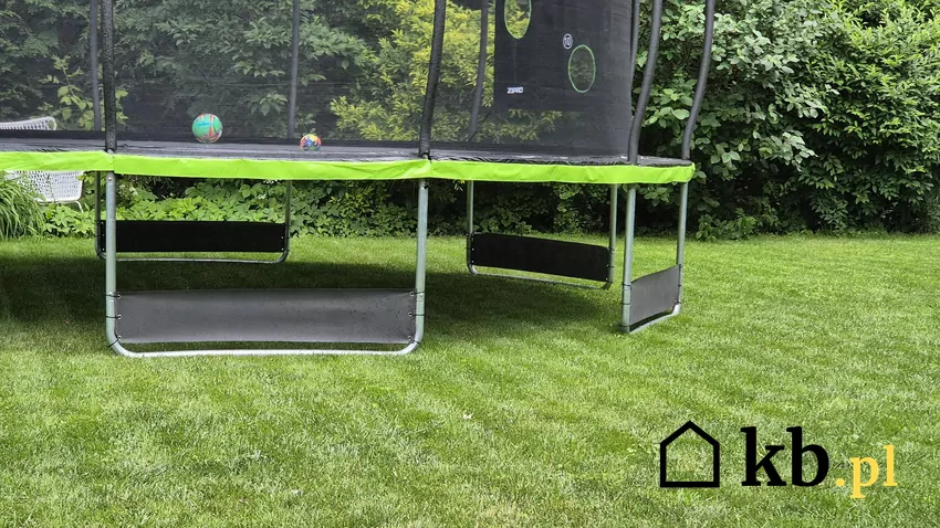 Montaż wąskich siatek maskujących na nogach trampoliny rozwiązał problem z blokowaniem się robota w tym miejscu Trampolina