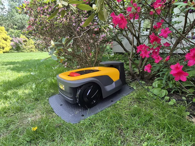 Test robota koszącego STIGA A15v
