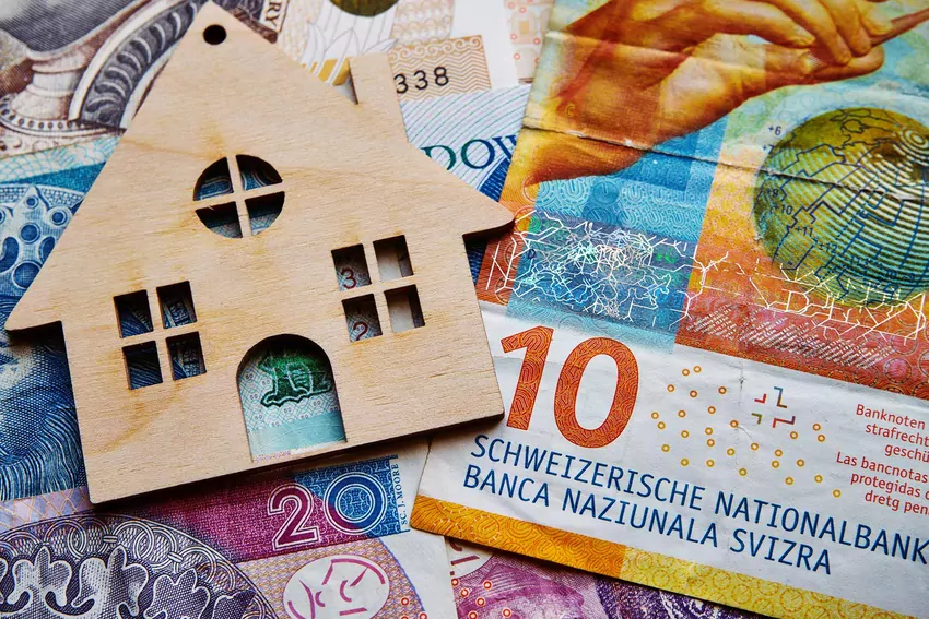 Kredyt w CHF a wydatki na dom – jak oszczędzać? Budowa, wykończenie lub remont domu to ogromne wyzwanie, zwłaszcza jeśli spłacasz kredyt we frankach szwajcarskich.