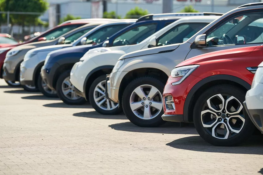 Jak szybko sprzedać używany samochód, nie obniżając ceny? Dowiedz się, jak szybko sprzedać auto bez schodzenia z ceny. Sprawdź, jak przygotować i wycenić samochód, aby zwiększyć szansę na sprzedaż.
