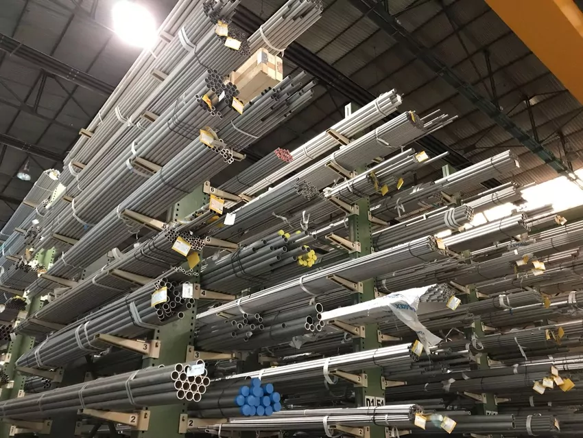Wybór technologii nie powinien wynikać wyłącznie z ceny jednostkowej odlewu. Znaczenie mają także geometria detalu, planowana seria, wymagania dotyczące obróbki mechanicznej, masa elementu oraz warunki, w jakich gotowy komponent będzie później pracował. Dlatego już na etapie projektu warto określić, czy większe znaczenie ma elastyczność wykonania, czy powtarzalność i stabilność produkcji.…