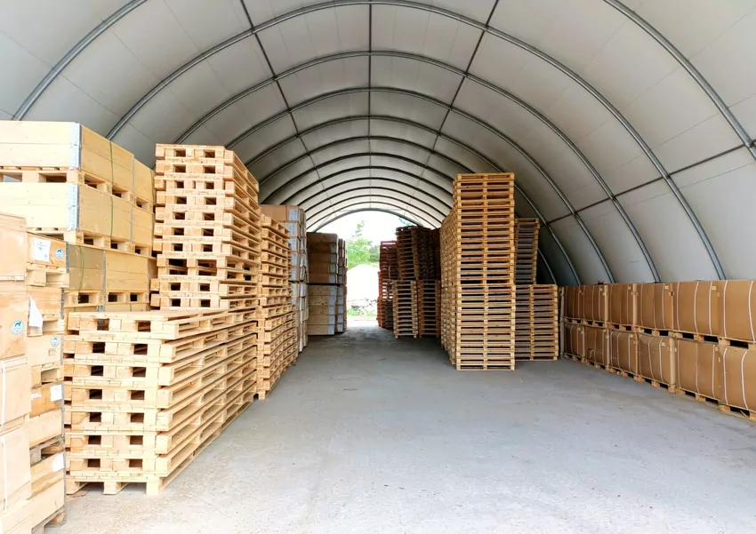 Wnętrze hali namiotowej do przechowywania materiałów i sprzętu