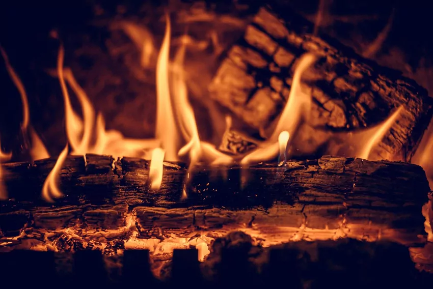 Biokominek czy kominek elektryczny - co naprawdę grzeje i co jest bezpieczne, wyjaśnia ArtiFlame Kiedy w mieszkaniu nie ma komina, a ochota na ogień pozostaje, wybór najczęściej sprowadza się do dwóch rozwiązań. Pierwsze to biokominek, który pali bioetanol i daje prawdziwy płomień. Drugie to urządzenie elektryczne, które imituje ogień za pomocą światła i optyki.