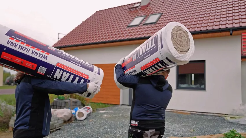 Wybór między wełną szklaną a skalną nie powinien zaczynać się od pytania, która z nich jest „lepsza”. Znacznie ważniejsze jest to, gdzie materiał zostanie zastosowany i jak zostanie zamontowany.