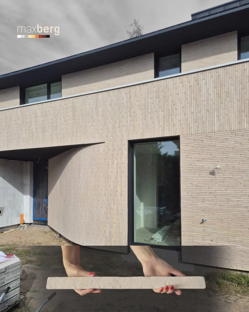 Płytki Long Beige Maxberg ułożone pionowo i poziomo na elewacji domu oraz zbliżenie pojedynczej beżowej płytki trzymanej w dłoniach