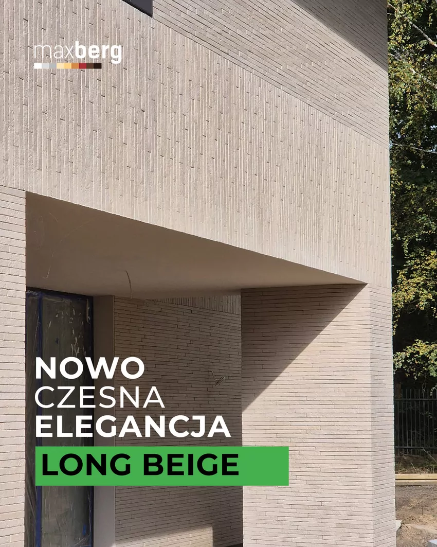 Beżowe płytki elewacyjne Maxberg Long Beige ułożone pionowo nad podcieniem i poziomo na ścianach przy wejściu do domu