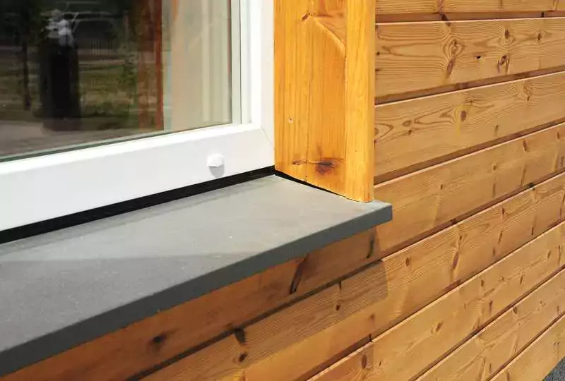 Aluminiowy parapet w drewnianym domu