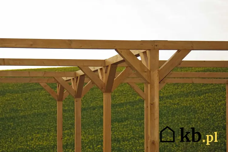 Budowa wiaty na drewno kończy się przymocowaniem blachy na dachu. Dzięki temu drewno będzie ochronione przed działaniem czynników zewnętrznych.