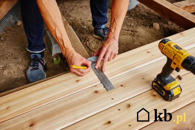 Budowa tarasu drewnianego może być wykonana samodzielnie. Nie jest to trudne, wyjaśniamy krok po kroku jak to zrobić. Wybór desek to podstawa.