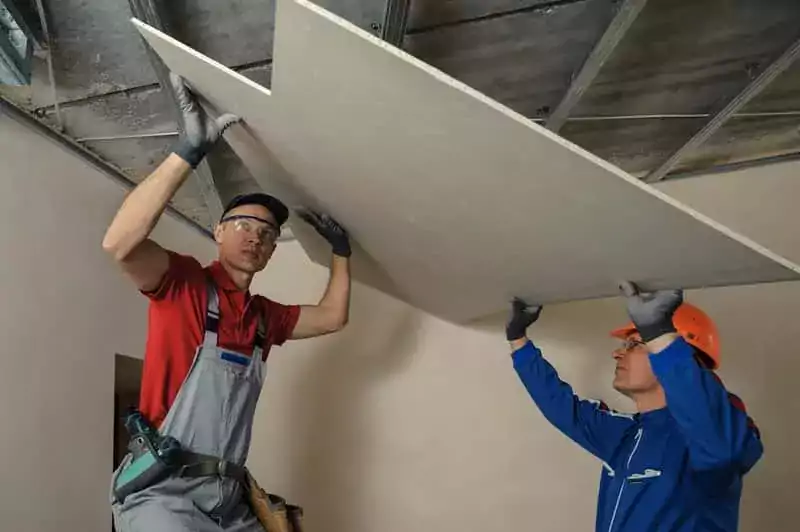 Montaż sufitu karton-gips przez robotników
