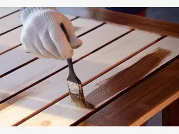 Ilustracja artykułu malowanie drewna krok po kroku - wybór farby do drewna, nakładanie farby, porady