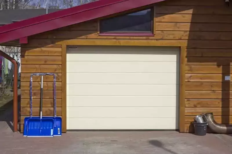 Garaż drewniany z metalową bramą