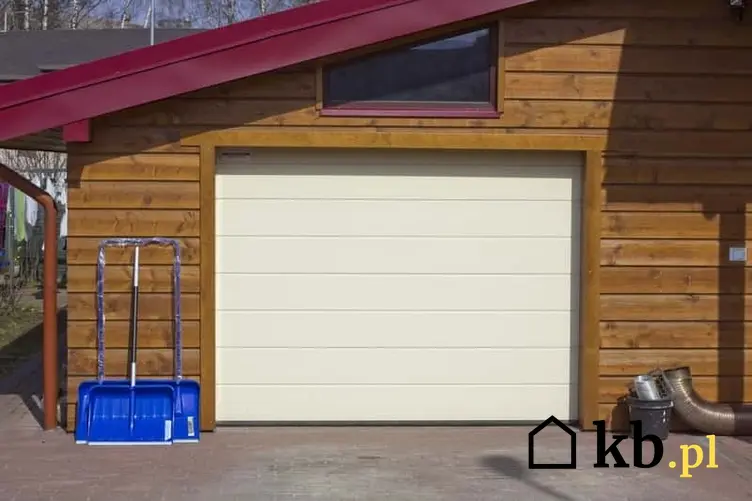 Garaż drewniany z dużą bramą metalową,a także porady w czasie zakupu lub budowy, projekty, ceny, sposób przygotowania
