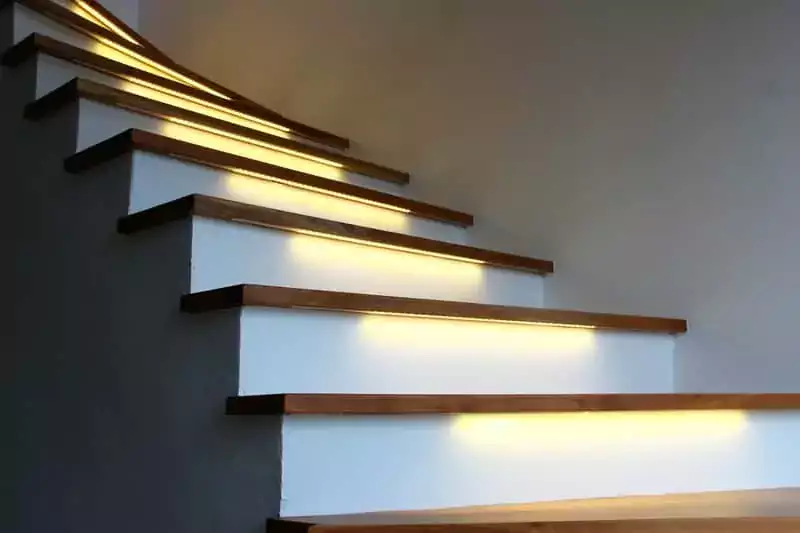 Nowoczesne oświetlenie schodów w domu